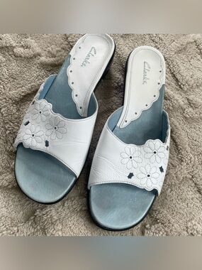 Clarks White Leather Floral Slide Sandals~ Size 8 1/2 M~ Comfy Summertime